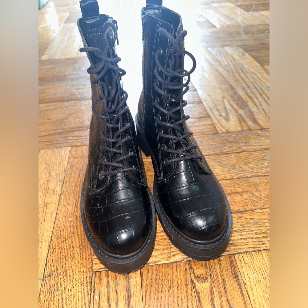 Women Steve Madden tornado combat
boot size 8 black platform